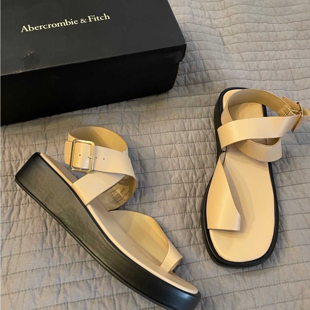 Abercrombie & Fitch Cream Black Sandals with Modern Platform